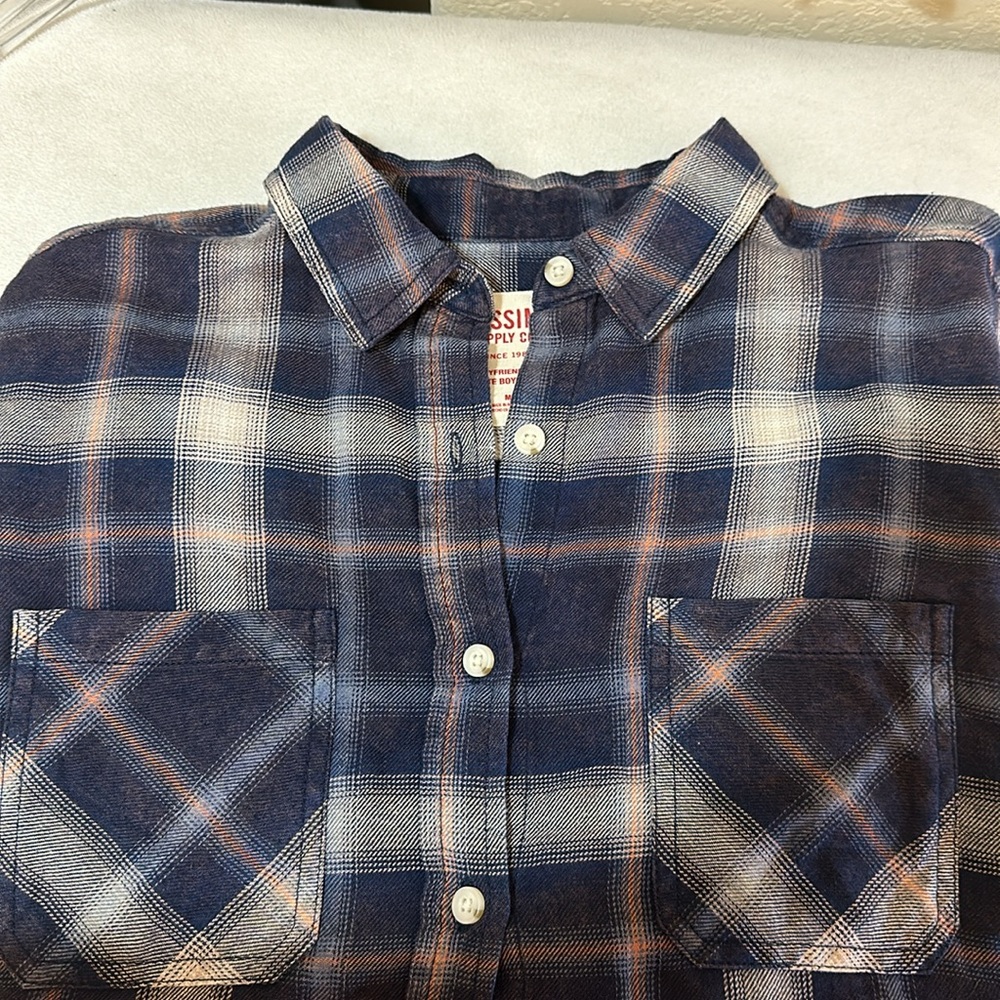 We are selling a Mossimi supply oversized boyfriend fit plaid top